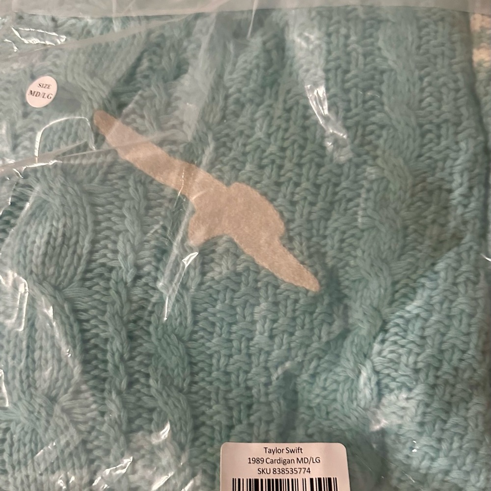 SAME DAY SHIPPING - 1989 Taylor’s version cardigan - Taylor Swift M/L Sealed - Picture 5 of 6